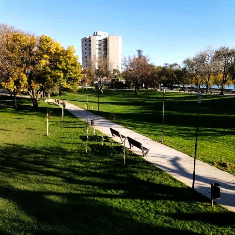 Caminería interna y jardines del Paseo Bicentenario en operación